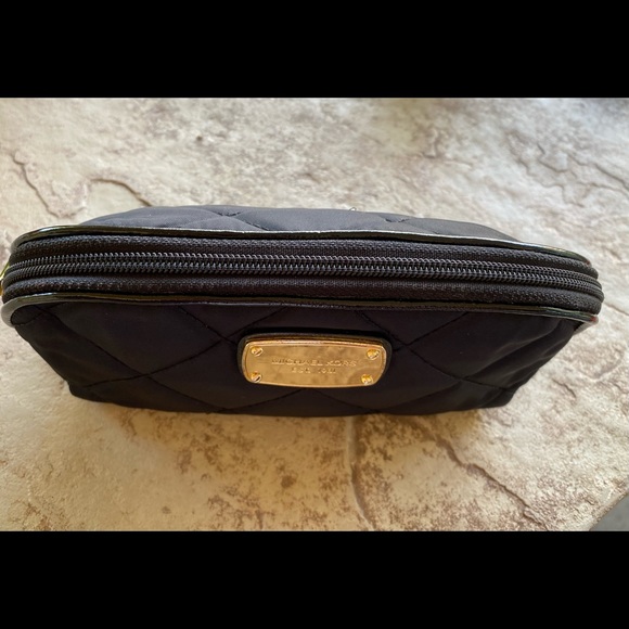 SOLD!!! Michael Kors Nylon Make-Up Cosmetic Bag Black - Picture 2 of 10